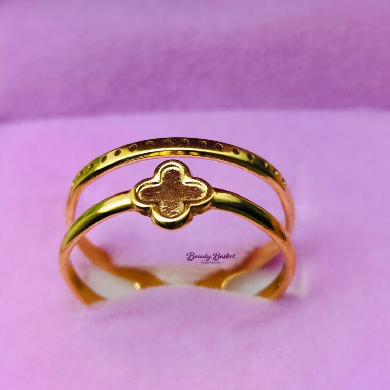 Clover Ring stainless steel gold tone close view